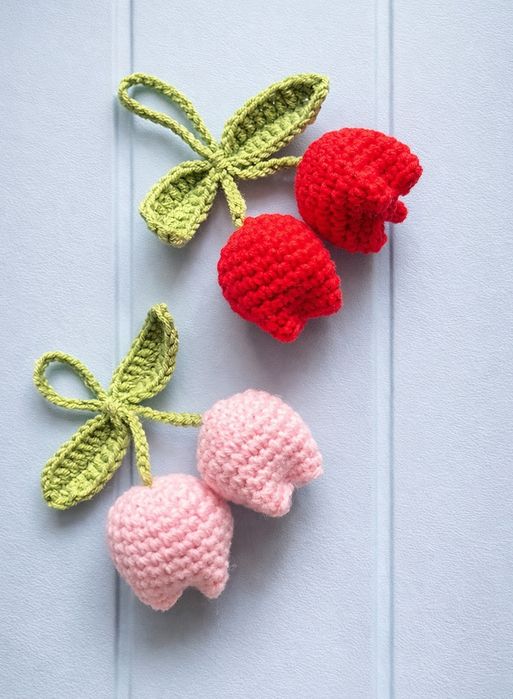 Брелок цветок вязаный