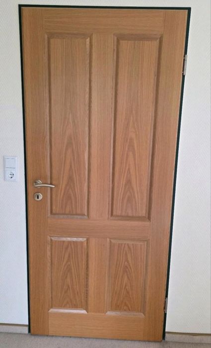 Интериорни масивни дървени врати