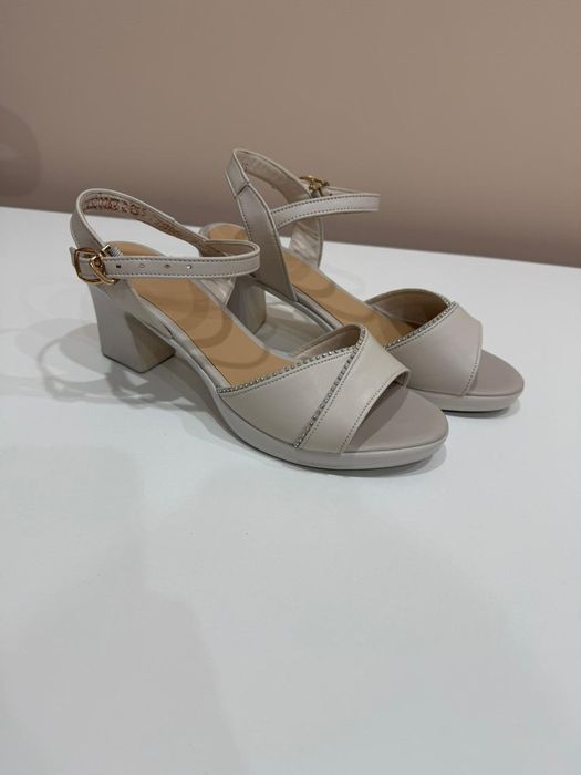 Продам  босоножки женские в отличном состоянии! 38 размер