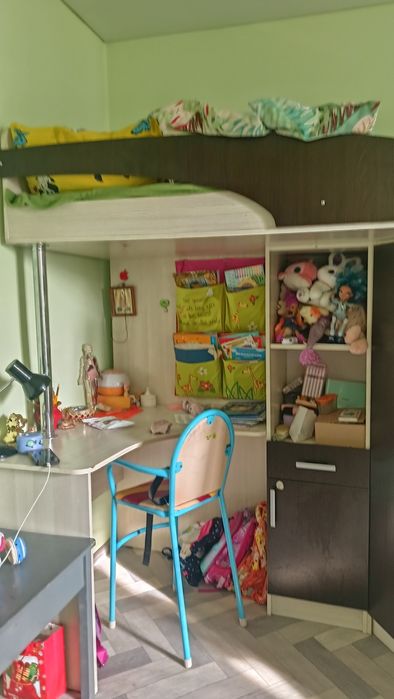 Детская кровать , шкаф, стол.