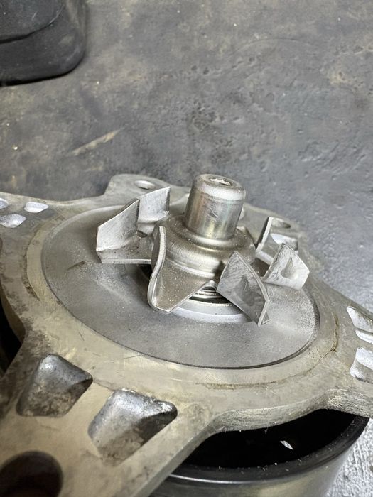 Продам помпу Тойота оригинал