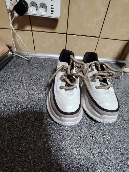 Adidasi damă de firmă ,noi