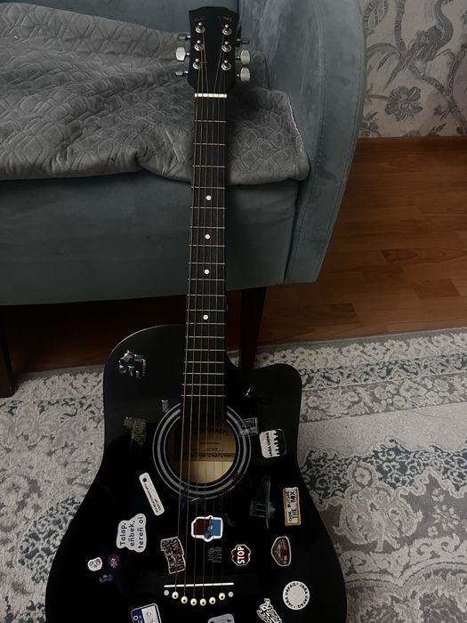 Продам акустическую гитару