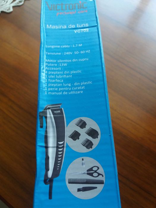 masina electrica noua de tuns parul si barba  accesorii pret 70 lei