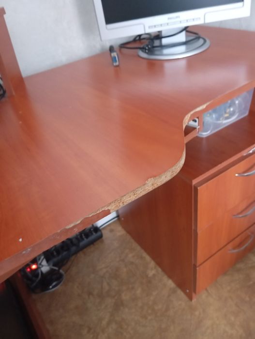 Продам компьютерный стол.