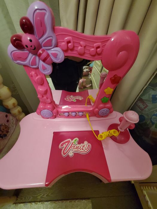 Тоалетка с микрофон, звук, светлина и раница Make-Up ARTIST с гримове