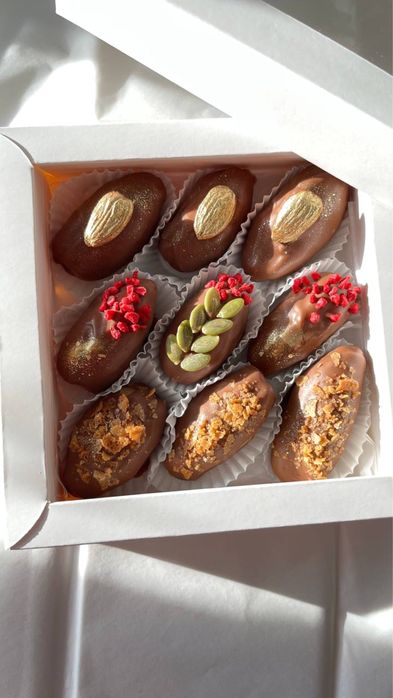 клубника, финики в шоколаде