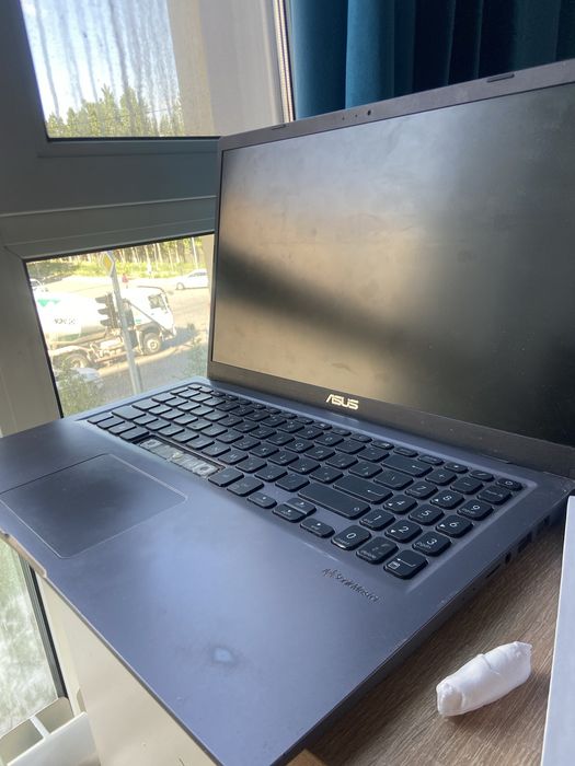 Ноутбук Asus в хорошем состояние