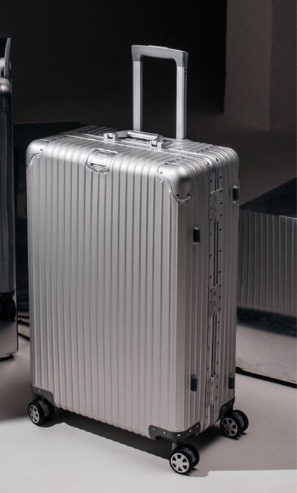 Чемодан в размере L из прочного алюмения.