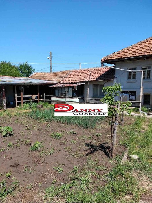 Двуетажна къща в с. Овча могила