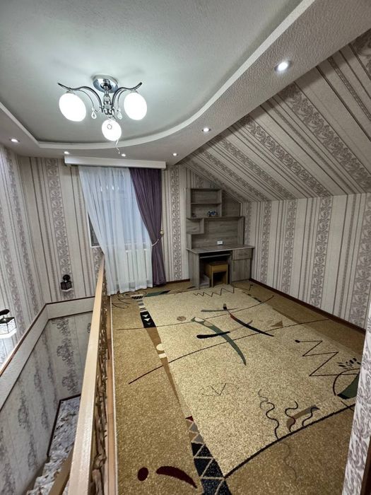 Фаргона шахар марказида фрунза массиф КИУФ университети енида етим дом