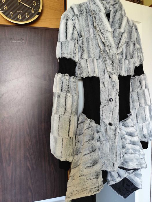 Дамско бяло модерно асиметрично палто от еко кожа