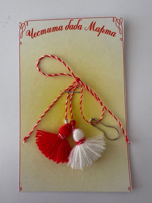 Продавам ръчно изработени мартеници!