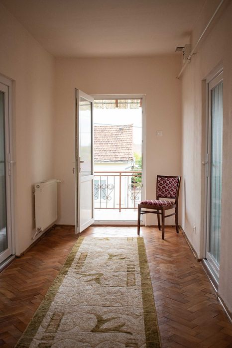 Vand casa cu 6 camere si teren in Buzias