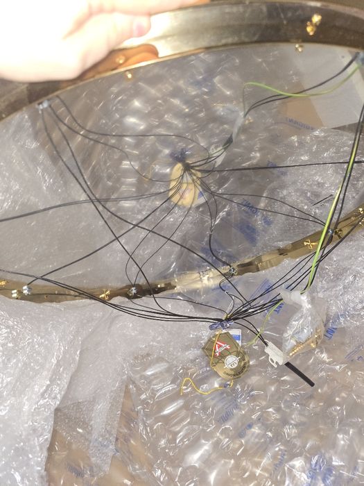 Plafoniera moderna, alama aurita cu cristale