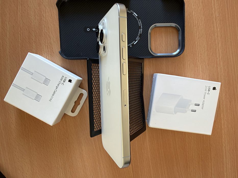 De vanzare iPhone 16 Pro Max White Titan, 90% bateria, de 512Gb