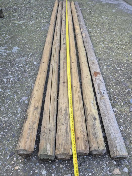 70 Stalpi lemn tratati, diametru 6-7 cm, lungime 2m, 17 lei/buc.
