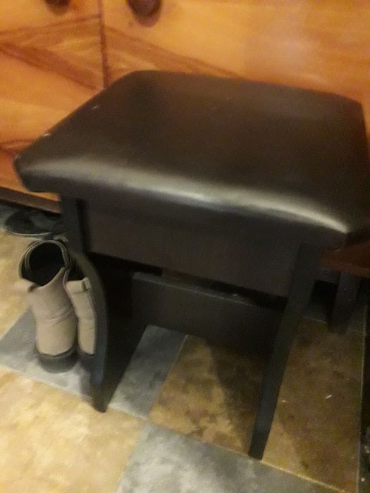 Scaun lemn cu suprafata piele elegant pe bucatarie,inntrare,sufragerie