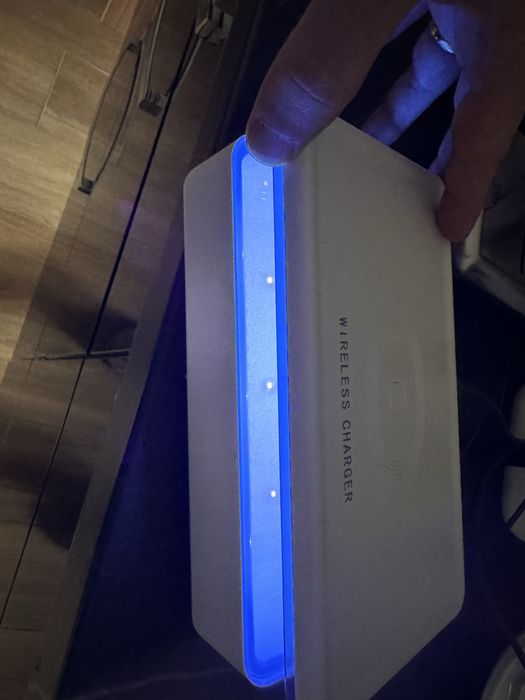 Incarcator wireless cu lampa UV