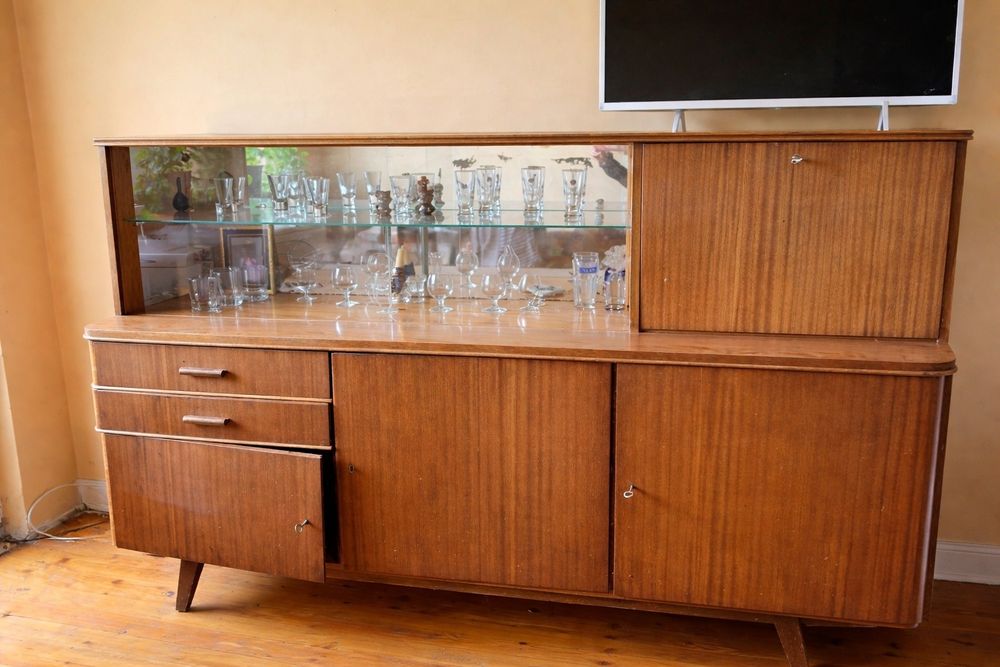 Масивен ретро шкаф