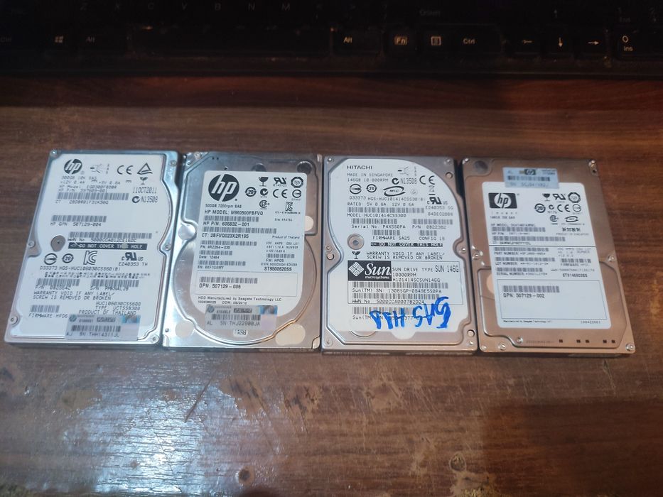 Lot 4 harduri de Server SAS de 2,5 inci 2x146gb + 300gb + 500gb -  funcționale