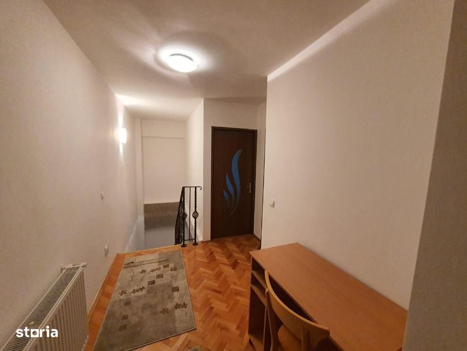 De vanzare Apartament 4 camere cu scara interioara, zona Centru.
