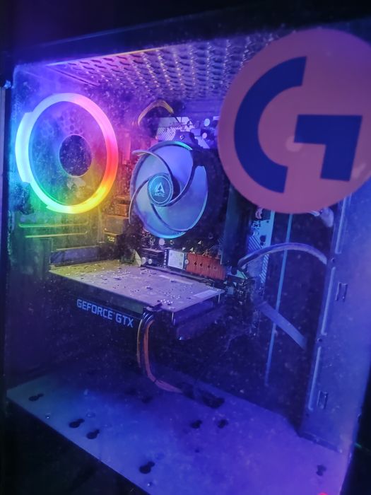 Геймърски компютър и монитор