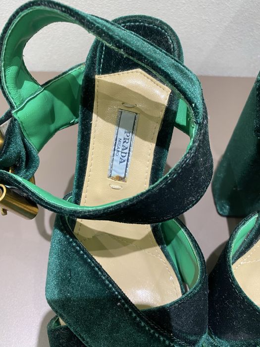 Каблук бархатные босоножки Prada