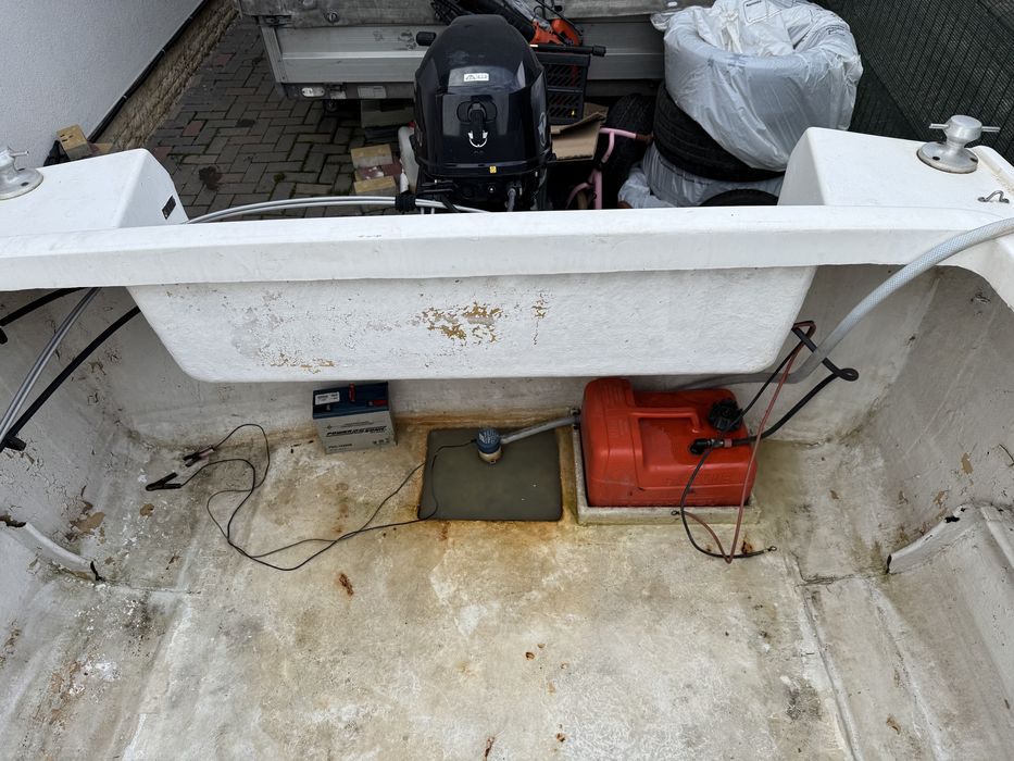 Barca cabinata, motor tohatsu 15 cp efi si peridoc