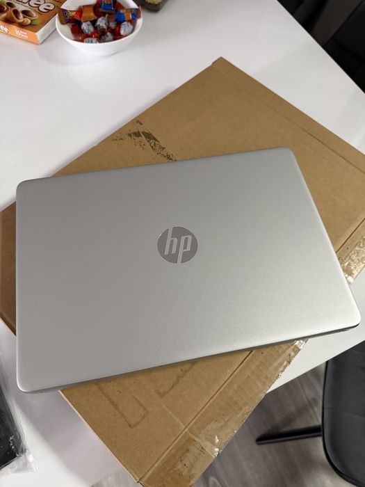 Laptop HP 14s i7-1065G7 - 512/8GB - Nou