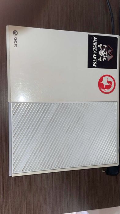 Vand xbox one s cu doua manete