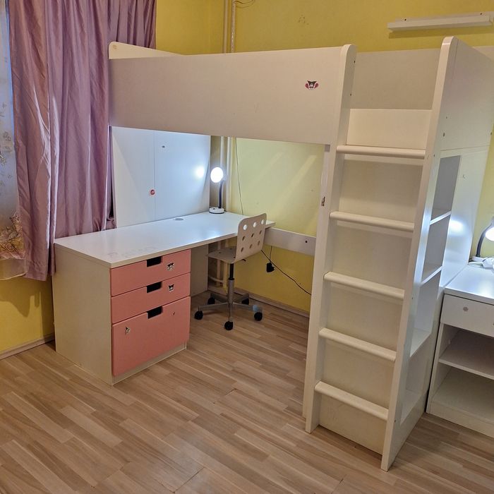 Легло с гардероб и бюро.