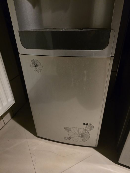 Dozator de apa cu frigider