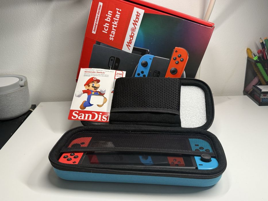 Nintendo Switch V2, 32 GB, cu 4 Joy-Con-uri și accesorii