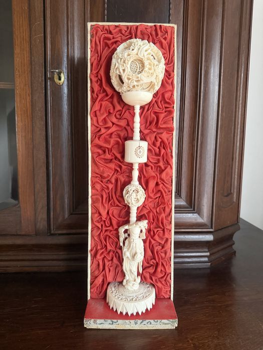 Statuetă sculptată in os.