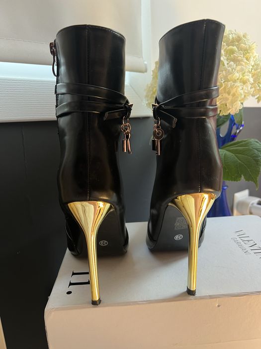 Дамски боти на висок ток