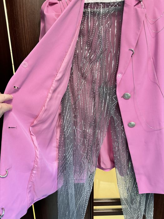 Costum accesorizat cu pantaloni transparenti