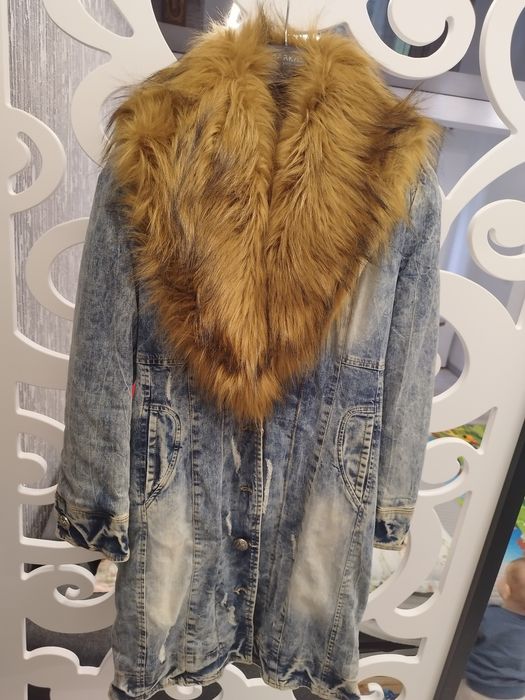 Vând geaca de blugi