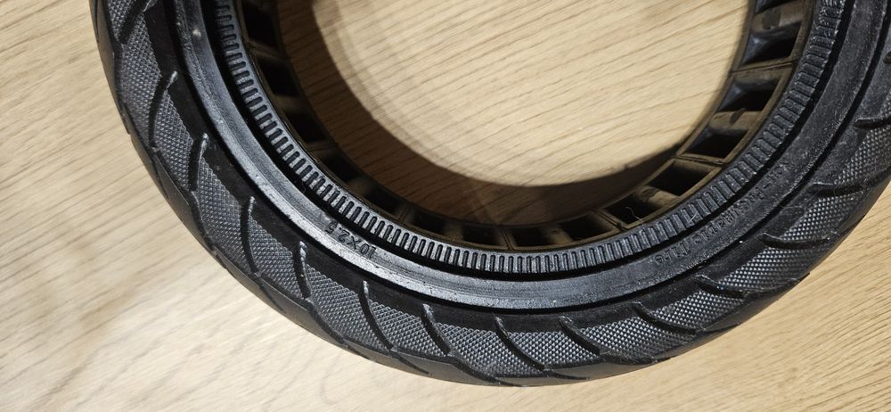 Чисто нова твърда  бандажна гума за тротинетка 10×2.5