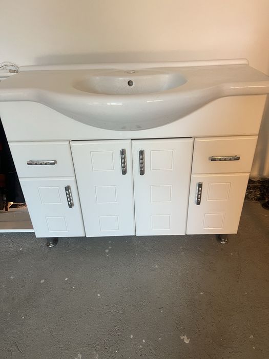 Шкаф для ванны с зеркалом в отличном состоянии пр-во Турция