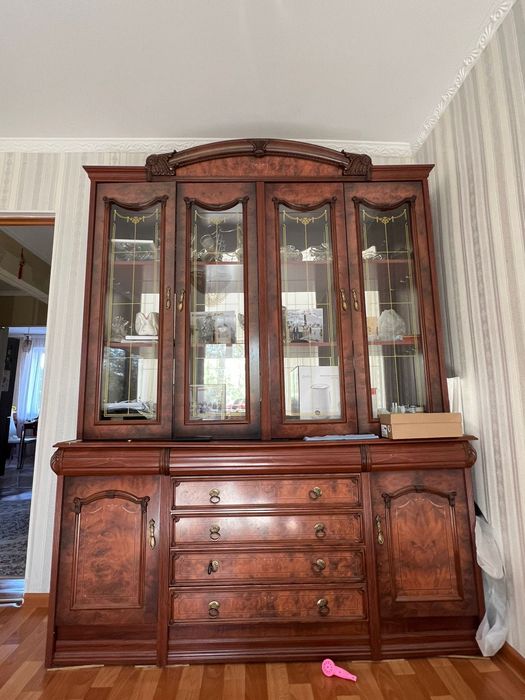 Продам сервант в хорошем состоянии