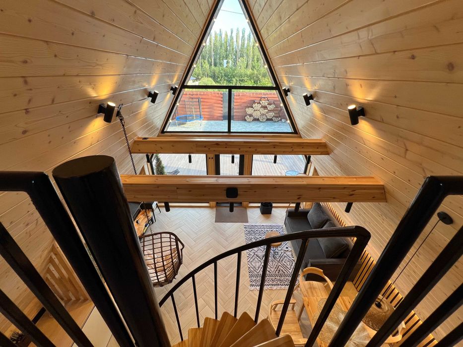 Дом в стиле A-frame (приватная територия)