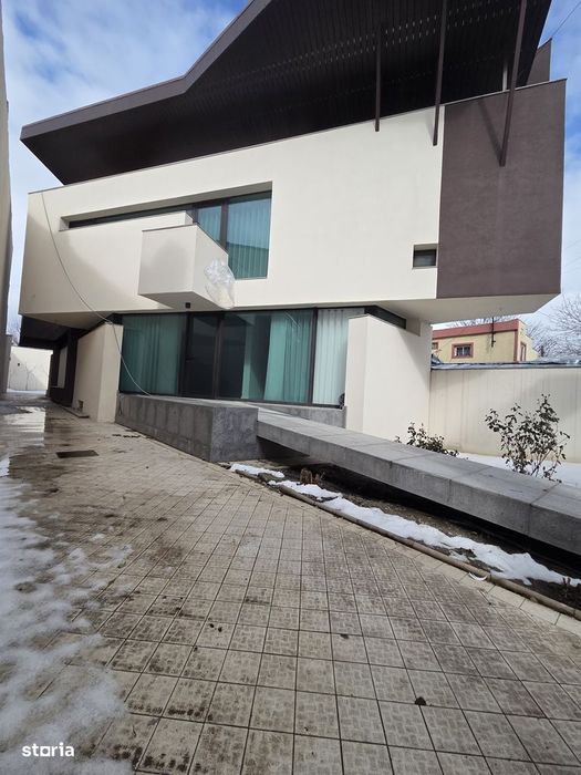 Vilă cu arhitectură futuristă și design avangardist la Cheie