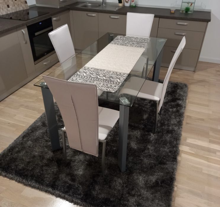 Masa 6 persoane din sticla groasa! SE VINDE FARA SCANUE!!!