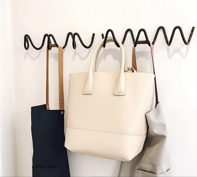 Метална артистична закачалка за дрехи 60см