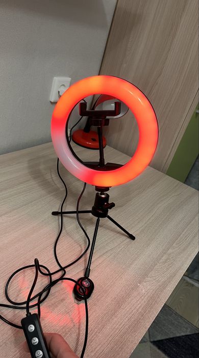 Продам кольцевую Led-лампу на штативе!