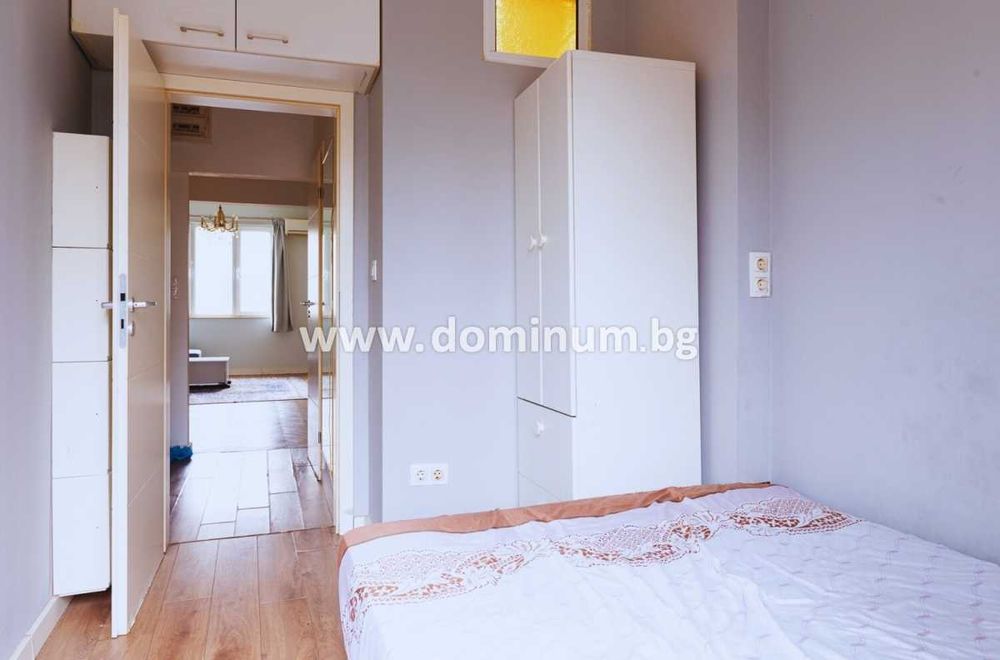 Продава се обзаведен тристаен апартамент на бул. Прага