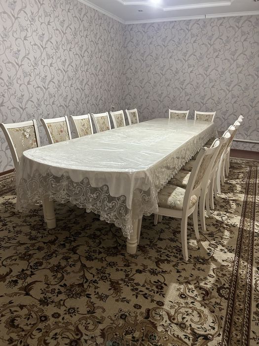 Большой стол и стулья