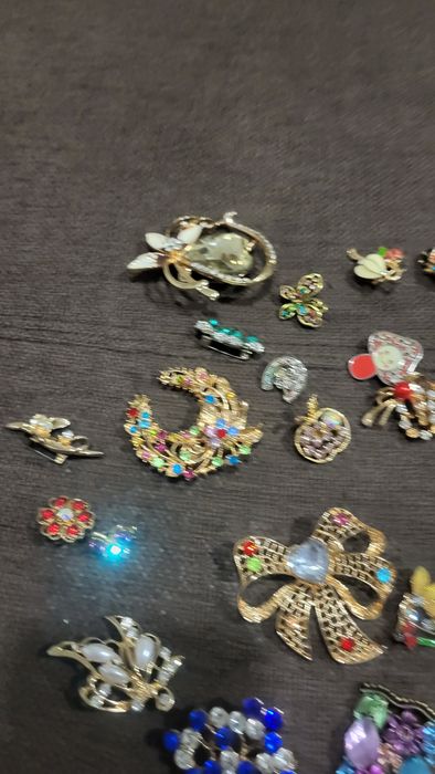 Vând set de 29 brose/mărțișoare