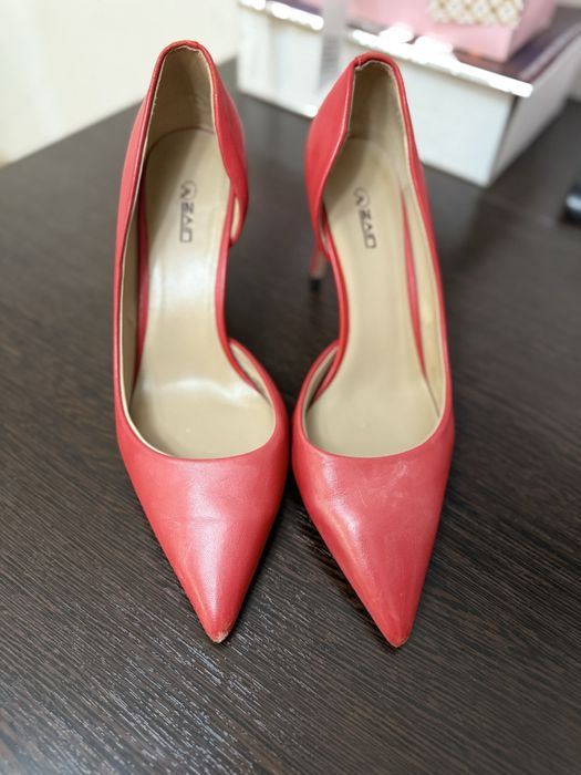 Продаются туфли красные
